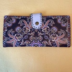 Bohemian wallet with slots to put in your credit card business cards and your ID